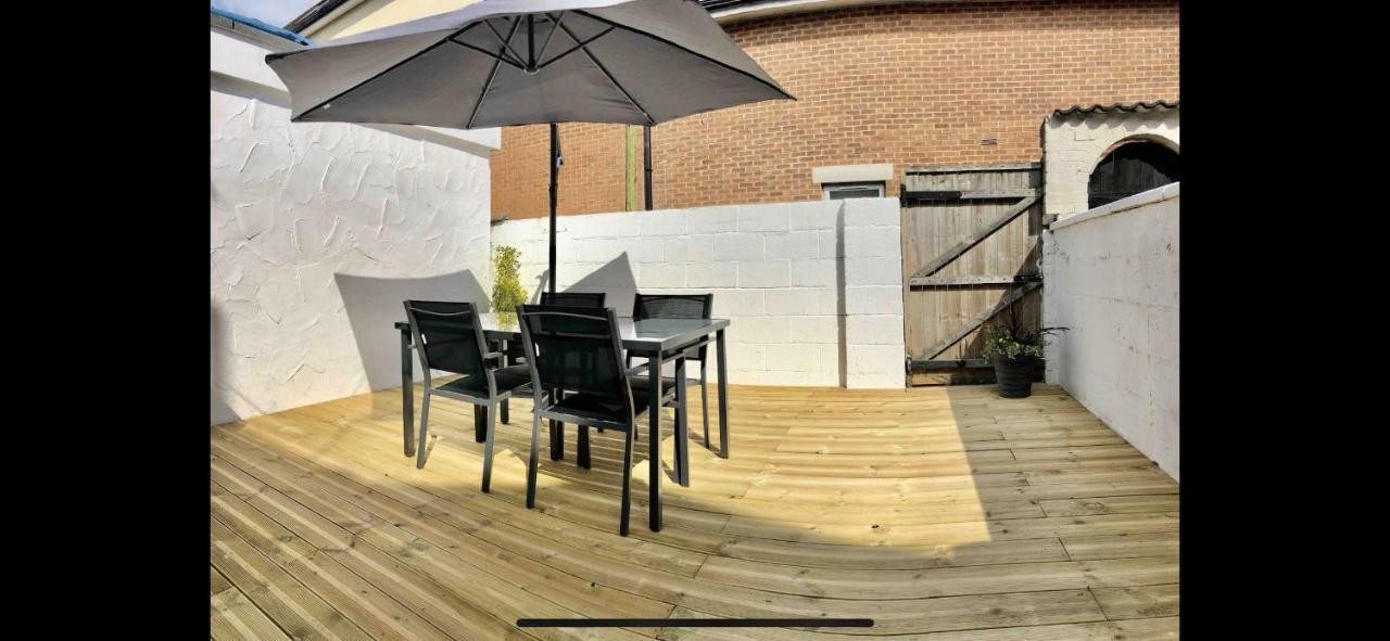 Gorgeous Town Centre Apt With Courtyard Garden 伯恩茅斯 外观 照片